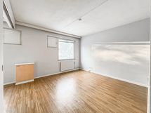 Huoneeseen jää hyvin tilaa olohuonekalusteille sekä sängylle.