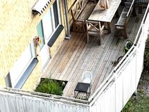 Tilava terassi, missä grillaus mahdollista.