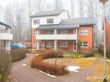 Pienkerrostalon ylimmässä kerroksessa asut kuin omakotitalossa, ilman seinänaapureita.