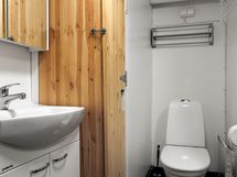 Wc kylpyhuoneen yhteydessä