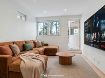 Kellarikerroksen toinen huone on oivallinen leffahuoneeksi.