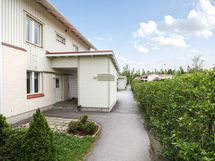 Sisääntulon yhteydessä ulkovarasto