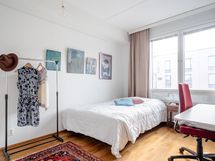 Makuuhuone, jossa tilaa myös etätöille