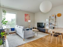 Olohuone on avara ja asunnosta on ikkunat kolmeen ilmansuuntaan