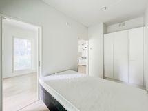 Makuuhuoneessa on hyvin säilytystilaa.