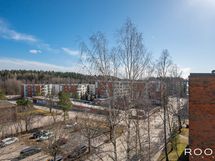 Ylimmästä kerroksesta on avarat näkymät etelän suuntaan. Myyrmanniin on matkaa vain 0,6 km.