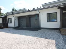 Autotallin sähkötoimisessa nosto-ovessa myös käyntiovi