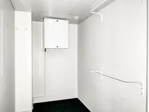 Erillinen varatostohuone asunnon yhteydessä.