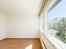 Makuuhuoneessa on hyvin tilaa myös parisängylle.