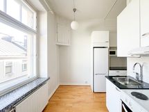 Huoneiston molemmat ikkunat suuntaavat luoteeseen viehättävälle sisäpihalle.
