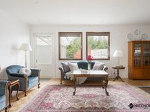 Olohuoneesta on käynti terassialueelle ja siitä edelleen suojaiselle pihalle.