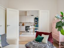 Vaatehuone pariiovien vieressä