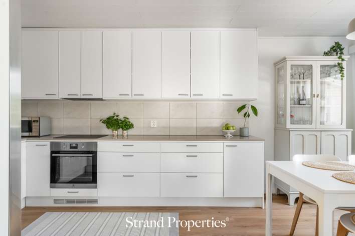 Paritalo, 4 h, k, s, khh, 2 kph, 3 wc, takkahuone, vh, puolilämm. var., parveke x 2, katettu terassi, 130,8/137,8 m², Mankkaa, Espoo