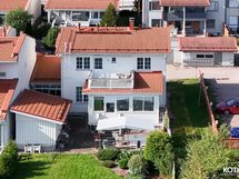 takapihalla on myös iso lämmin varasto, jossa on runsaasti säilytystilaa