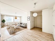 Selkeäpohjainen toisen kerroksen parvekkeellinen koti luonnonläheisellä paikalla.