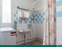 Kylpyhuone ja erillinen wc remontoidaan putkiremontin yhteydessä.