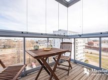 Upea valoisa näkymä lasitetulta parvekkeelta. Valoa tulee 3 suunnasta.