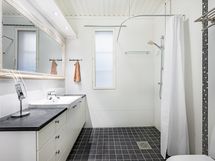 Alakerran suihkuhuone/wc