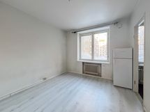 Kodista on kaksi ikkunaa koillisen suuntaan.