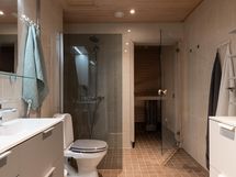 Tilava kylpyhuone, johon mahtuu pesutorni.