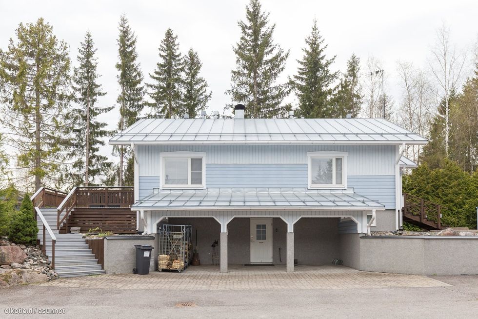 Yläkerran huoneistoala on 84 m2, kellarikerroksen pinta-ala 67 m2. 