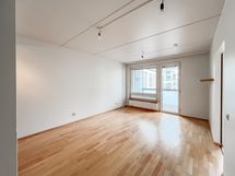 Ikkunat ja parveke luoteen suuntaan.