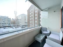 Neljännen kerroksen yksiö suurella lasitetulla parvekkeella.