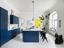 Yön sininen keittiö luo tunnelmaa valoisaan tilaan