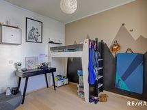 Lastenhuone on myös tilava ja siellä on tilaa leikkiä sekä sijoittaa myös toinen sänky.