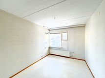 Toinen makuuhuone, josta näkymä tien suuntaan.