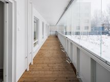 Asunnossa lasitettu parveke, joka on laudoitettu