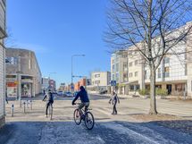 Kävely- ja pyörätie Malminraitti kulkee lähellä.