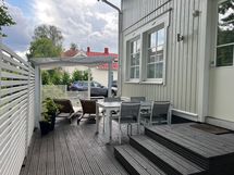Olohuoneesta pääsee kulkemaan terassille