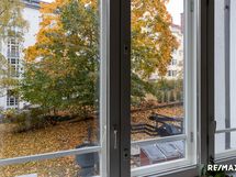 Makuuhuone 1 ikkunäkymä sisäpihalle