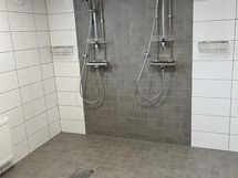 Taloyhtiön saunaosaston kylpyhuone