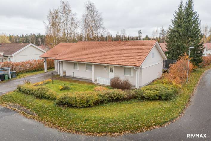 Omakotitalo, 4h, k, kph/s, 2eril.wc, khh, vh, tekn.tila, var, at, terassi, 103,6/140,0 m², Metsä-Hennala, Lahti