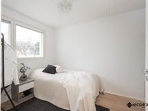 Alakerran makuuhuone.