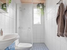 Yläkerran kylpyhuone/wc.