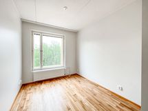 Ensimmäinen makuuhuone keittiön vieressä.