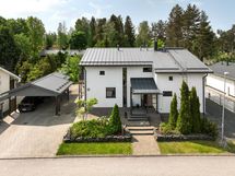 Kahden auton katos sähköauton latausasemalla varustettuna
