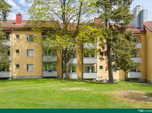Julkisivu pihan puolelta