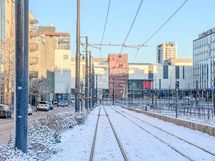 Kauppakeskus Selloon asunnolta kävelee noin 10 minuutissa.