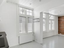 Tila keittiön ja olohuoneen välissä avoin