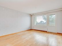 Olohuoneesta käynti parvekkeelle.