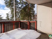 Oma piha josta käynti myös taloyhtiön pihalle