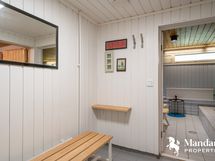Yhteiset sauna ja uima-altaan pukeutumistilat, yksi kahdesta. Saunoja 1kpl.