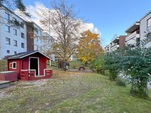 Taloyhtiön piha-alue on viihtyisä.