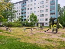 Viihtyisä piha-alue, jossa lasten leikkipaikka.