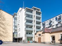Sisäpihalta näkymä talon etelänpuoleiselle sivulle