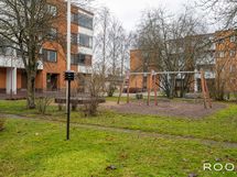 Taloyhtiön piha-alueelta löytyy leikkipaikkoja lapsille.